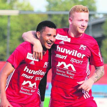 Das Glück hat gedreht - Jan Burkard (rechts) erzielt das Tor zum ersten Saisonsieg des FC Muri. Mateus Nunes (links) traf zum 1:1. Bild: spr/Archiv
