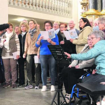 Von Schicksal und Hoffnung singen - Gesanglich klappt es schon gut: Der Chor unter der Leitung von Brigitte Koch zeigt in der Probe sein grosses Können. Bilder: Chregi Hansen