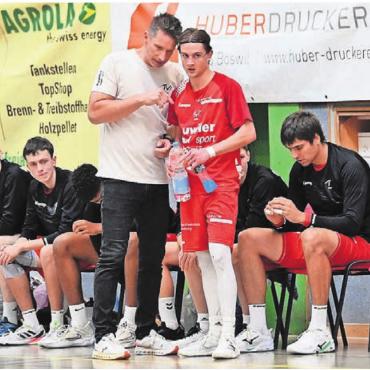 Muri blickt Richtung Podestplatz - Trainer Björn Navarin (links) gibt Simon Hafner Anweisungen. Die Murianer haben zuletzt taktische Flexibilität bewiesen. Bild: tvm