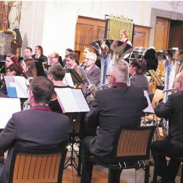 Weihnachtsgrüsse aus Hawaii - Dirigent Markus Steimen bot dem Publikum mit seinen Musikantinnen und Musikanten ein gelungenes Konzertprogramm. Bilder: Richard Gähwiler