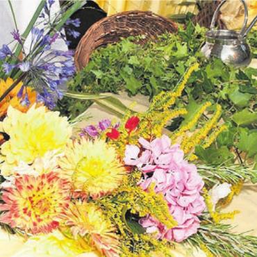 Gottesdienst mit Risotto im Freien - Zu Maria Himmelfahrt werden traditionell Blumen und Kräuter gesegnet. Bild: zg