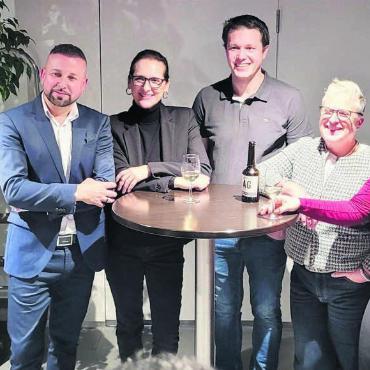 Vor allem die SVP strahlte - Die bisherigen SP-Vertreter, die wieder antraten, schafften alle die Wahl (von links): Sasha Stojmenovski, Laura Pascolin, Matthias Schneider, Simone Allenspach und Martina Arnet. Bild: chh