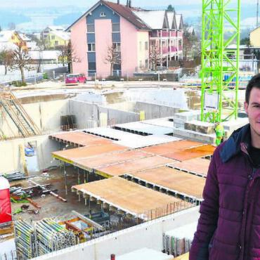 Rottenschwil vor dem Meilenstein - «Alles auf Kurs», sagt Nicola Küng über die Baustelle an der Käsereistrasse in Rottenschwil. In rund zwei Monaten soll der Bau in die Höhe gehen. Bilder: Thomas Stöckli
