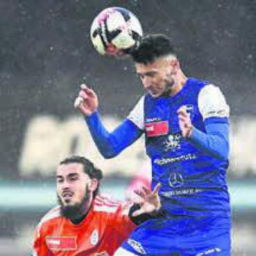 Wohlen eiskalt erwischt - Kerem Kursun ist zuerst am Ball. Er war einer der Lichtblicke, doch verletzte sich.