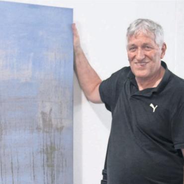 Spannung und Kontraste - Es braucht Zeit, um die Bilder passend und aufeinander abgestimmt aufzuhängen, erzählt Peter Dobler. Bild: mo