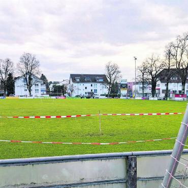 Neuer Anlauf auf der Bärenmatte - Risiko Naturrasen: Immer wieder sind auf der Bärenmatte Teile des Rasens oder gar der ganze Platz unbespielbar. Mit einem Kunstrasen könnte 
der FCB den Platz künftig öfter und intensiver benutzen. Dies würde auch hunderten Juniorenfussballern und -fussballerinnen in Bremgarten zugute kommen. 
Bild: Marco Huwyler