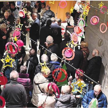 Gemeinsam Grenzen überschreiten - Zahlreiche Villmergerinnen und Villmerger besuchen nach dem Konzert den traditionellen Neujahrsapéro und stossen gemeinsam auf das neue Jahr an. Bilder: Monica Rast