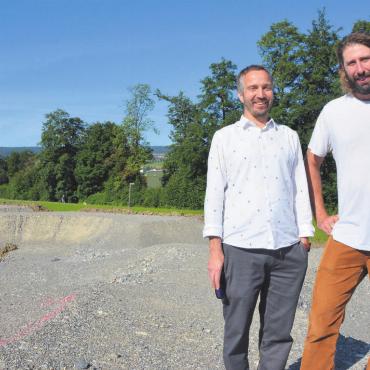Mit ganz viel Herzblut - Sobald sich der Rohbau gesetzt hat, folgt die Asphaltierung. Die Co-Projektleiter Hans-Peter Budmiger (links) und Chris Räber freuen sich. Bild: Annemarie Keusch