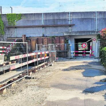 Die ewige Baustelle - Seit neun Monaten ist der Weg durch diese Unterführung gesperrt. Fussgänger und Velofahrer aus dem Farnbühl-Quartier müssen einen Umweg auf sich nehmen, um ins Zentrum zu gelangen. Bild: Chregi Hansen