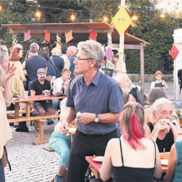 Wohlens Herzschlag der Kultur - Ab und zu gab es in den Pausen eine Gelegenheit für einen kurzen Schwatz: Alois Bürger vom Familienorchester Bürger beim Fachsimpeln. Bilder: Daniel Marti / Felix Wey