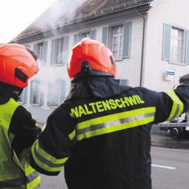 Einsatz-Show für die Bevölkerung - Ein geordneter Vorgang beim Einsatz und der Rettung ist die Stärke einer Feuerwehr. Hier bei der Absprache und Aufbereitung der Unglücksstelle. Bild: vaw