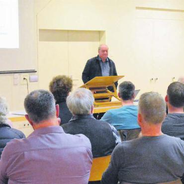 Wegweisende Entscheide stehen an - Wie die Lage um das Potenzial von Energieholz aussieht, erklärt Andreas Keel, Präsident Holzenergie Schweiz (Mitte). Erläuterungen gibt es von Holzenergie-Freiamt-Präsident Stefan Staubli (rechts) und Geschäftsführer Lukas Frei. Bild: Celeste Blanc