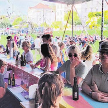 Trotz allem positive Bilanz - Erst Wetterpech, dann Sonne: An schönen Abenden war die Sommerbar recht gut besucht. Bild: chh