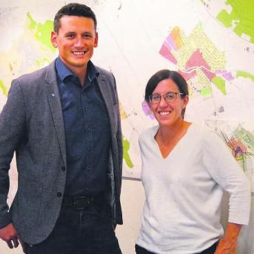 Lose Enden zusammenführen - Präsidentin Kerstin Koch Rieser und Gemeinderat Pascal Vontobel sind von der neuen Kulturkommission überzeugt: «Waltenschwil hat mittlerweile die Grösse, wo es eine solche braucht.» Bilder: Celeste Blanc / zg