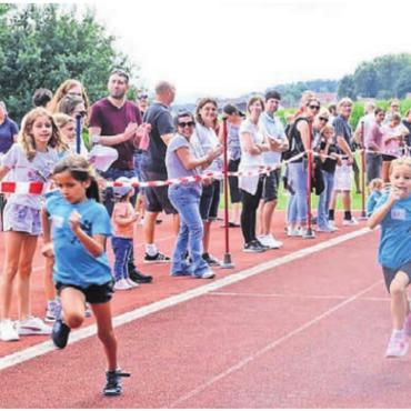 Voller Tempo, Freude und Farbe - Ob Gross oder Klein, alle gaben bei den Wettrennen alles – auch am Streckenrand. Bild: zg