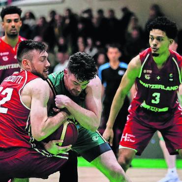 «Das wäre schon geil» - Laurent Zoccoletti (links) im Kampf um den Ball gegen Irland. Bilder: zg