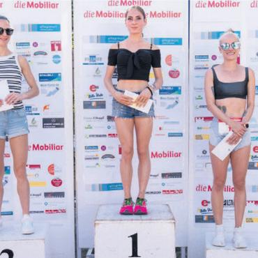 Cooler und hitziger Lauf - Das Podest der Frauen. Die beiden Solothurnerinnen Giulia Fulginiti (1. Rang) und Linda Muther vor der Freiämterin Katharina Gugelot aus Rudolfstetten.