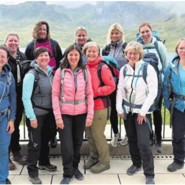 Melchsee, Tannensee, Aaschlucht - Die Turnfahrt des Damenturnvereins hat viel Abwechslung geboten: das obligate Gruppenfoto, im Hintergrund der Melchsee. Bild: zg