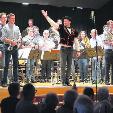 Über die Grenzen hinaus - Passend zum Motto «Brass Pearls of Switzerland» schmiss sich die Musikgesellschaft in traditionelle Kleider. Bilder: Celeste Blanc