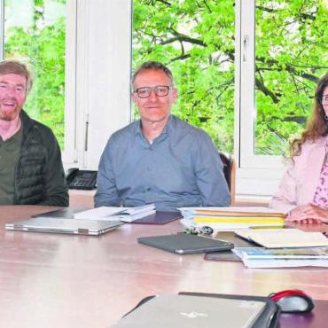 Schuldenberg wird immer höher - Sie präsentierten die nächsten Schritte der umfassenden Schulraumplanung (v. l.): Stefan Leuenberger (Bereichsleiter Planung, Bau und Umwelt), Vizeammann Thomas Burkard, Gemeindeammann Arsène Perroud, Gemeinderätin Ariane Gregor (Ressort Volksschule) und Paul Bitschnau (Schulleitungskonferenz). Bild: Daniel Marti