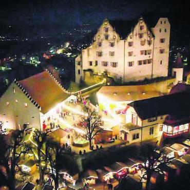 Romantische Atmosphäre - Das Schloss Wildegg erstrahlt während des Markts in weihnachtlichem Glanz. Bild: Museum Aargau
