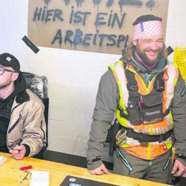 Die Metamorphose von Davos - Kommandozentrale in der Tiefgarage. Der Bildschirm einen Meter hoch, der Mann mit Cap und dicker Brille checkt die Whatsapp-Chats, der gut gelaunte «Soldat» organisiert.