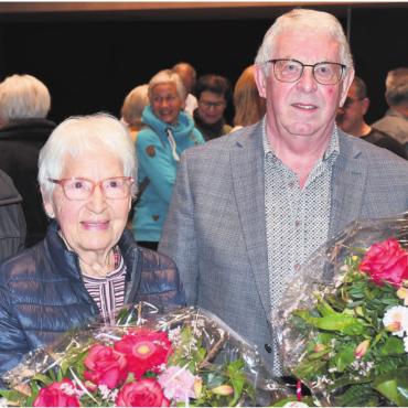 Sparmassnahmen sind zwingend - Wahl und Ehrung: Kirchenpflegepräsident Josef Brunner mit dem Sakristan-Ehepaar Toni und Astrid Brunold (links) und dem neuen Mitglied der Finanzkommission, Claudia Breitschmid (rechts). Bild: Daniel Marti