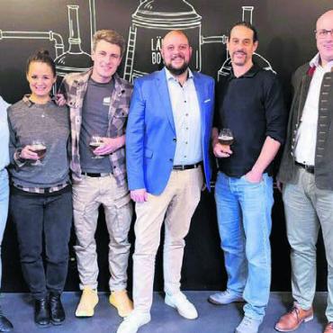 Gemeinsam ist man stärker - Sie wurden an der GV neu in den Verband aufgenommen (von links): Valeria De Petris, Lidia De Petris , Max Hartmann der Bierwerk Zürich AG, Philipp Wagner von der Brauerei Engadiner Bier AG sowie Christian Stoiber und Daniel Käslin von der Brauerei Engadiner Bier AG. Bild: zg