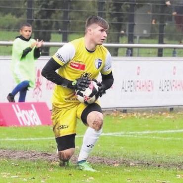 Mehr Kapazität für die Jugend - Das Spielfeld im Stadion Niedermatten ist seit Jahren nicht belastbar und sanierungsbedürftig: Nun setzt der Einwohnerrat auf die Karte Kunstrasen. Bild: Archiv