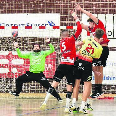 Debakel vergessen machen - Die Murianer Abwehr mit Goalie Ursin Schleiss wird gefordert sein. Bild: tvm