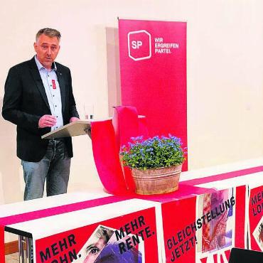 Der 1. Mai soll Feiertag sein - Stefan Dietrich bei seiner Rede am 1. Mai-Anlass der SP 2023 in Bremgarten. Bereits damals bekräftigte er, den Anlass auch im Aargau als Feiertag verankern zu wollen. Nun wird er beim Regierungsrat vorstellig. Bild: Archiv / huy