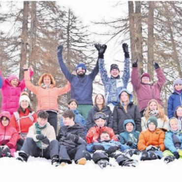 Grüsse aus dem Schnee - Spass abseits der Pisten: Zahlreiche Outdoor-Aktivitäten sorgten für ausgepowerte Kids am Abend. Bild: zg