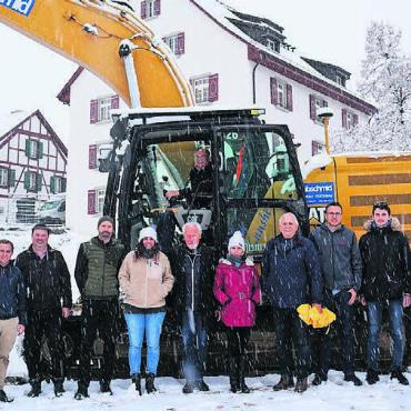 Schaufeln ins Schneeweiss gesetzt - Bauherrschaft, Planerteam und Aushubunternehmen freuen sich über die nächsten Bauabschnitte. Bild: gk