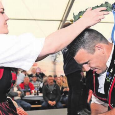 Unaufhaltsam - Durfte erneut als Sieger vor die Ehrendamen treten und die Lorbeeren abholen: Joel Strebel. Bild: awa
