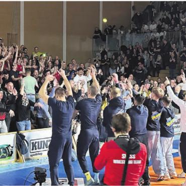 Spektakulär und eiskalt - Das Team feiert mit den rund 500 mitgereisten Freiamt-Fans den 1:1-Ausgleich in der Finalserie. Bilder: Stefan Sprenger