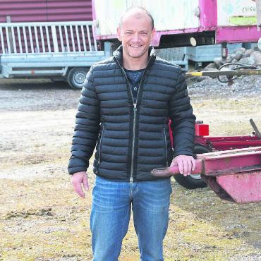 Neues Zuhause für Biber-Familie - Daniel Walter auf dem künftigen Trainingsareal. Der «Biberbau» wird an der Nordseite des Werkhofs realisiert, wo heute bereits die Zirkusanhänger deponiert sind. Bild: Archiv (cbl) / Plan: zg