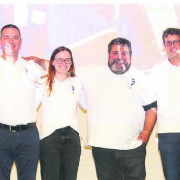 Alle unter einem Dach - Der neu gewählte FCW-Vorstand mit der Geschäftsstellenleiterin (von links): Jürgen Frömberg, Franz Schmid, Marcel Amrein, Selina Weidenmann (Leiterin Geschäftsstelle), Miguel Ferrao, Michael Hunziker, Tobias Weber, Gregorio Trovato. Es fehlt: Jasmin Hochstrasser. Bild: Josip Lasic