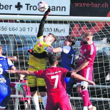 Muri schöpft Hoffnung - FCW-Goalie Bonorand klärt vor den Angreifern des FC Muri.