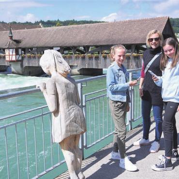 Bremgarten digital neu erleben - Drei «Mädels» auf Schatzsuche: Sonja Schneiderbauer (Co-Präsidentin Bremgarten Tourismus) mit Lenja (10) und Anina (12). Bild: rts