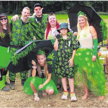 Ein Dorf hat positives Kopfweh - «Di Grüene» bei der Teampräsentation vor dem Start.