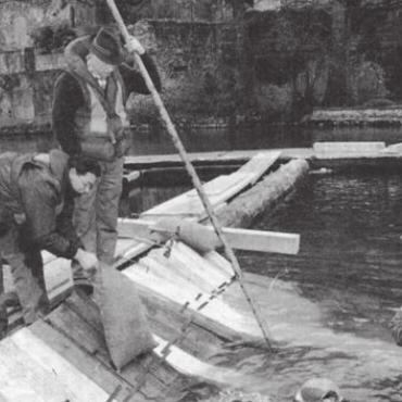 Altes Wissen nutzen - Die Mitglieder des Pontoniervereins waren unter anderem Flösser und Schiffer. Ihre Nachfolger beherrschen die ursprüngliche Methode des Wehrbaus noch. Bild: Archiv
