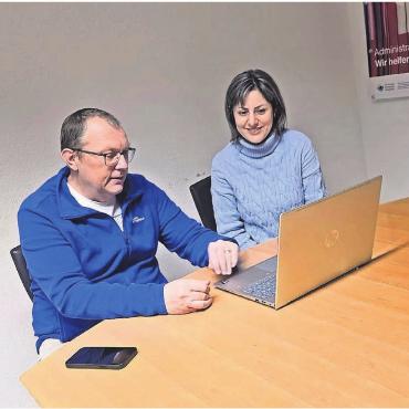 Gegen digitale Ausgrenzung - Freiwillige begleiten die Teilnehmenden individuell, erklären geduldig und gehen auf persönliche Fragen ein. Bild: zg