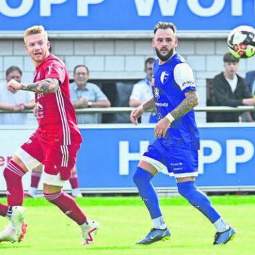 Burkard-Brüder vereint - Jan Burkard (links) im Freiämter Derby in der 1. Liga classic gegen Wohlen. Er bleibt nach dem Abstieg der Murianer beim Verein und wird künftig an der Seite seines Bruders spielen. Bilder: Archiv / awa, jl