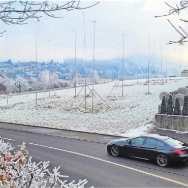 Projekt braucht Überarbeitung - Die Wiese an der Bahnhofstrasse bleibt vorerst unbebaut: So, wie das Projekt ausgesteckt ist, kann es nicht umgesetzt werden. Dies hat das Verwaltungsgericht entschieden. Bild: Chregi Hansen