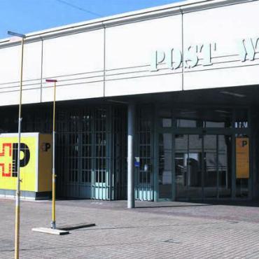 Neue «Filiale der Zukunft» - Vor dem Eingangsbereich der Post wird ein Provisorium errichtet, das während der Bauzeit sämtliche Dienstleistungen der Post garantieren wird. Bild: dm