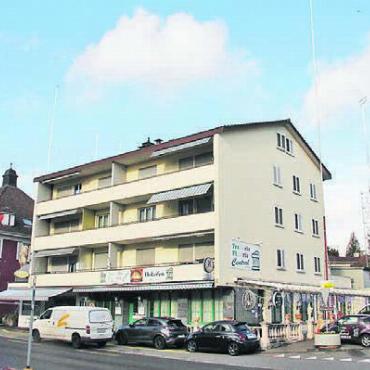 Viele Fragen oder doch eine Vision - Noch wird in diesem Gebäude gewirtet und es wird noch Brot verkauft. Bild: mo