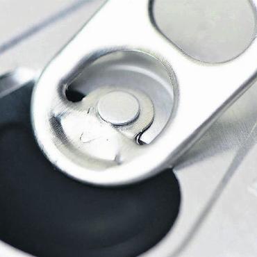 Frivoler Kontakt auf Kunden-WC - Ein Energydrink als Geschenk ist Ausgangspunkt der Tat: Danach verlangte ein Verkaufsangestellter von der minderjährigen Kundin unmoralische Gefälligkeiten. Bild: www.pixabay.com