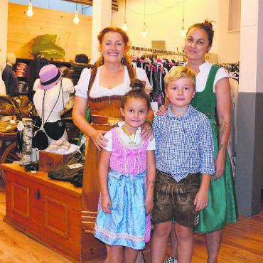 Volltreffer über die Wiesn hinaus - In der Ladenlokalität Dirndl-Verleih und -Kauf findet man ein vielfältiges Angebot an bayerischer Trachtenmode – auch für Kinder. Für den Fototermin «fesch» gemacht haben sich Inhaberin Martina Kretz (rechts) ihre beiden Kinder Johnny und Hannah Kaiser sowie Mitarbeiterin Daniela Schuhmacher. Bild: Sabrina Salm