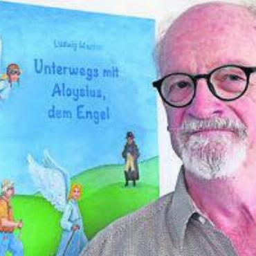 Ein Engel als Begleiter - Wanderer und Autor Ludwig Martin Stäger vor dem Bild, das die Titelseite seines Buches zeigt. Bild: dm