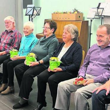 990 runde Lebensjahre und vier Diamanten - 9 mal 80 Lebensjahre, vereint auf einem Bild (von links): Elsbeth Stalder, Monika Kündig, Paul Stalder, Walter Neeser, Rosmarie Egli, Margrit Schmidli, Marie Baur, Hans Ehreiser, Peter Strebel.